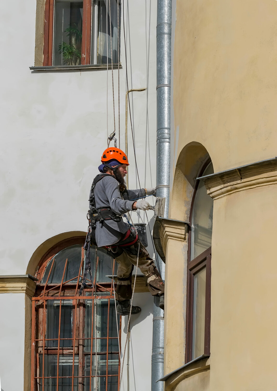 ремонт фасада, ремонт фасада дома, мойка фасадов зданий, фасадные работы, работники чинят фасад здания