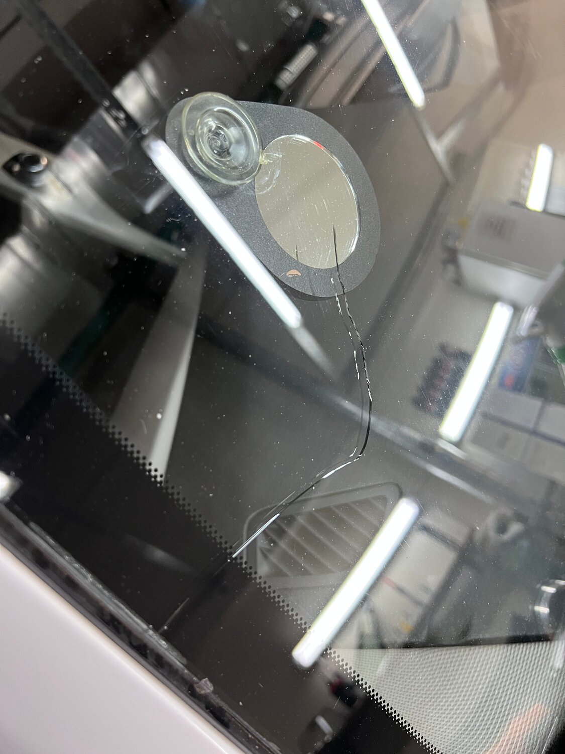 сколы на лобовом стекле, автостекло, стекло, ремонт сколов на лобовом стекле, трещина на лобовом стекле