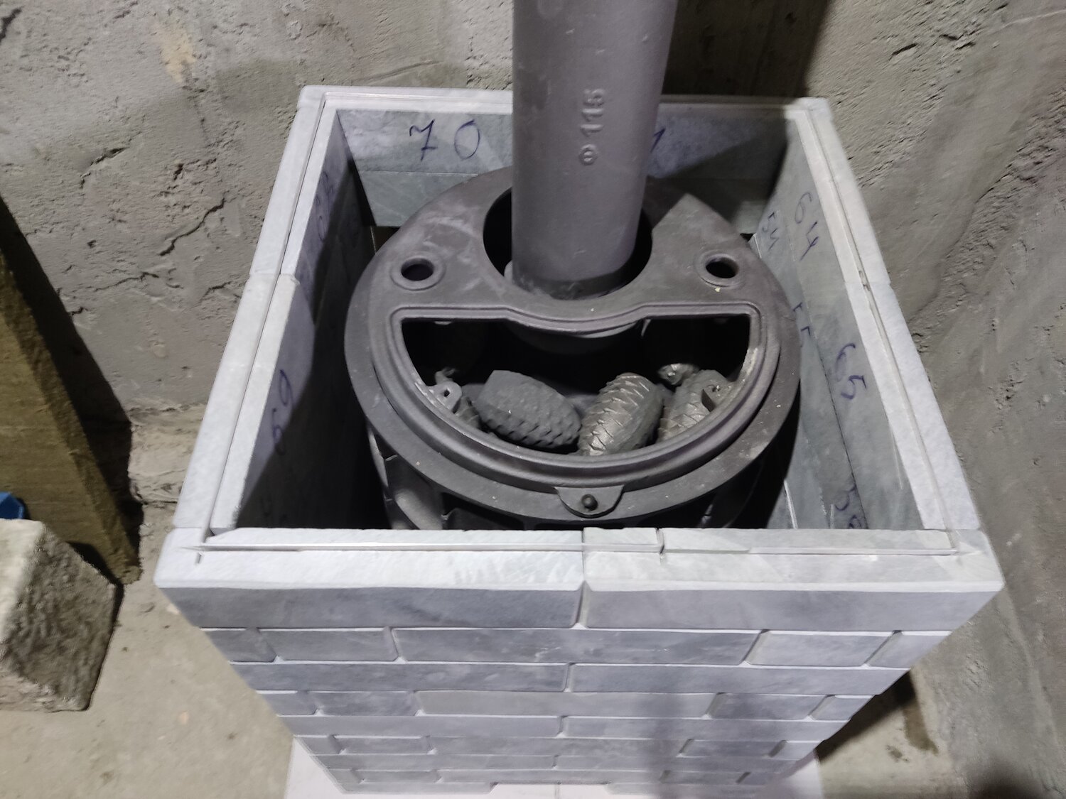 дымоход из блоков шидель, проходной узел для дымохода, керамический дымоход, чугунная отливка "воронка водоприемная" вт.150, потолочно проходной узел дымохода