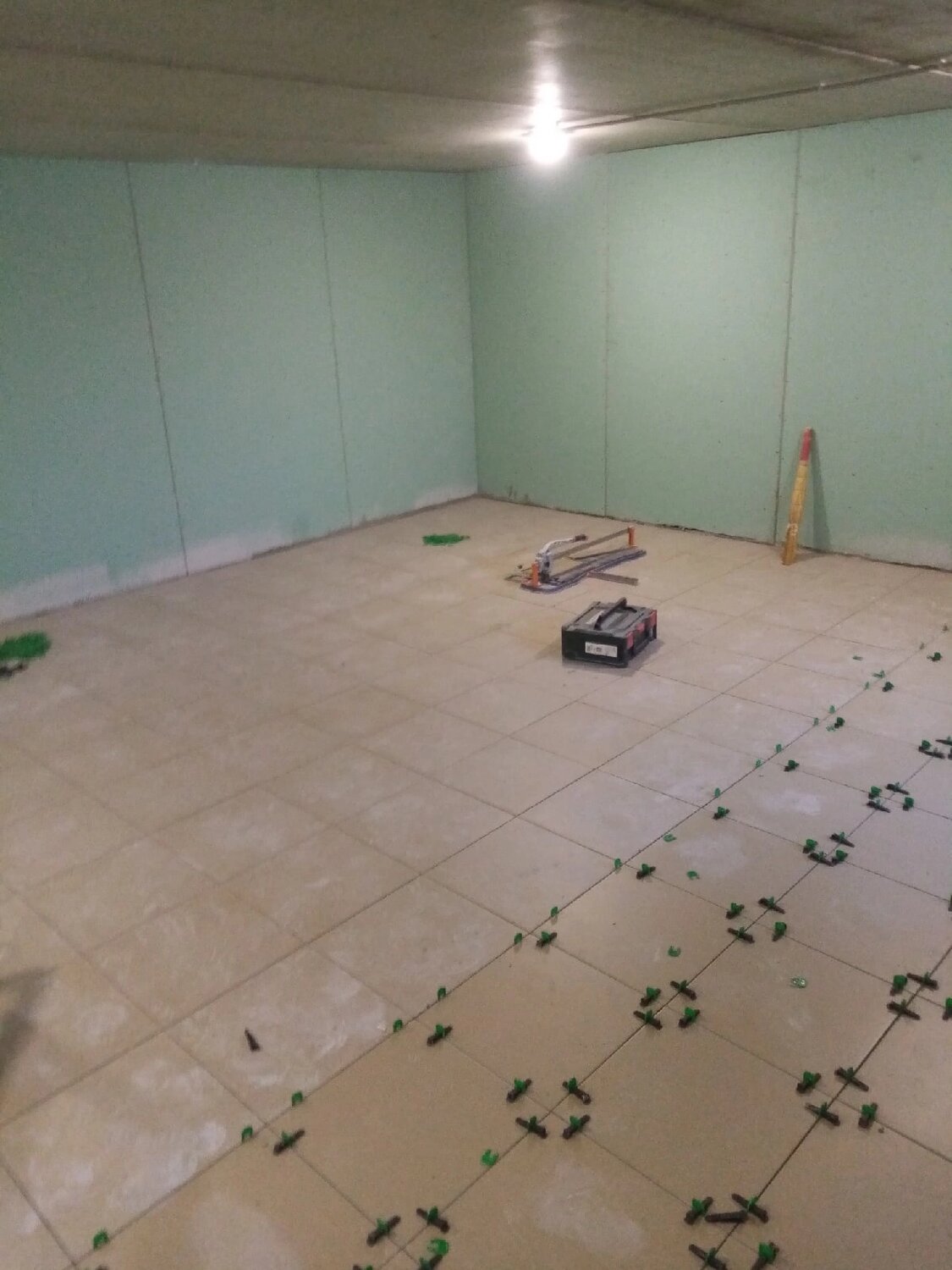 плитка в гараж, укладка плитки в гараже, выравнивание пола плиткой, укладка плитки, помещение