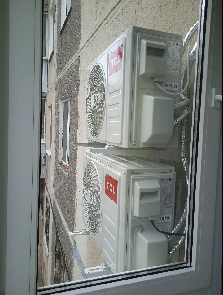 сплит система кондиционер на балконе, сплит системы, кондиционер на балконе, внешний блок кондиционера, внешний блок кондиционера сбоку