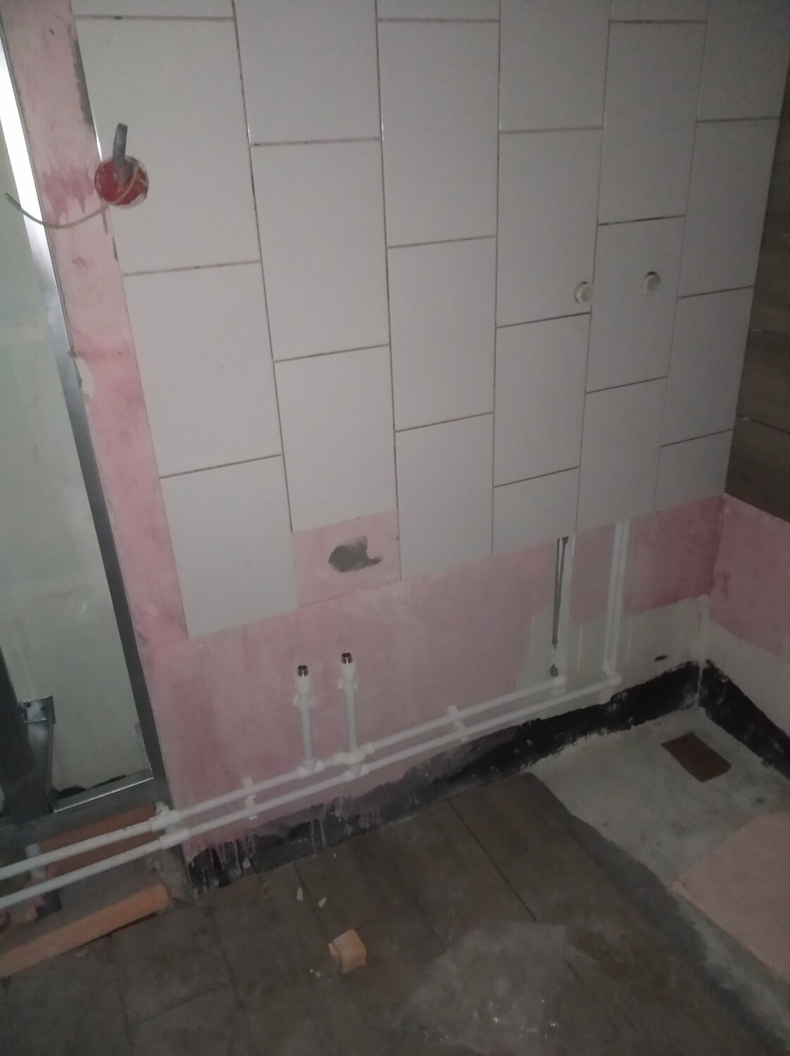 укладка плитки в ванной на стены и пол, трубы под плиткой в ванной, кладка плитки, укладка плитки в ванной, выровнять стены