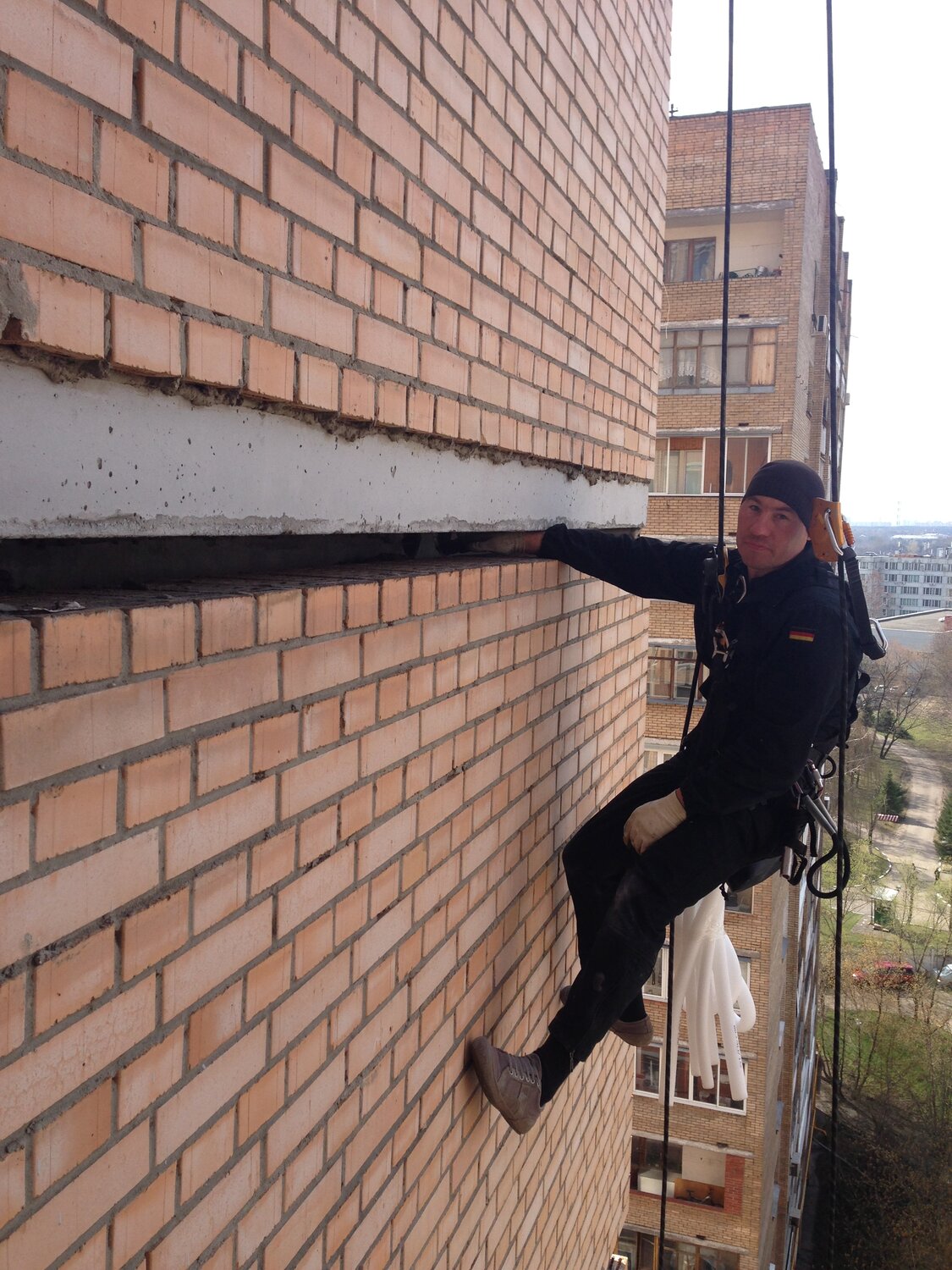 промальп, фасадные работы, герметизация фасада, межпанельные швы в панельном доме, альпинист с веревкой окна
