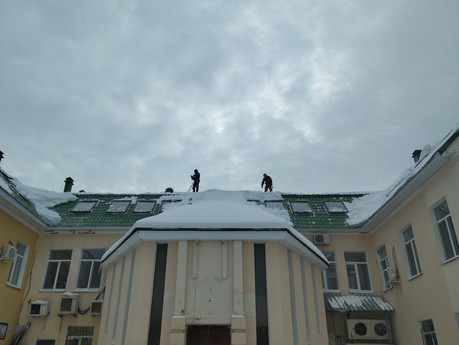 снег с крыши, здание, крыша, улица, особняк