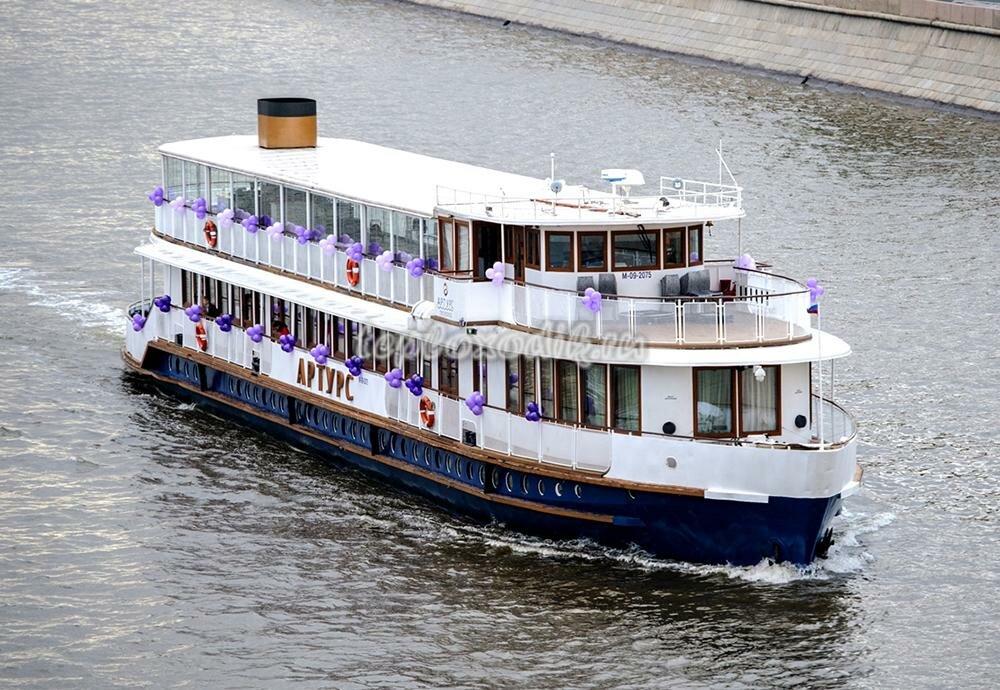четырехпалубный теплоход санкт-петербург, теплоход артурс, четырехпалубный круизный теплоход, двухпалубный теплоход, теплоход генерал лавриненков