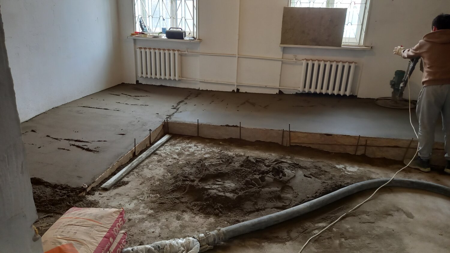 стяжка пола, стяжка под теплый пол, стяжка теплого пола, стяжка пола в квартире, процесс механизированной стяжки пола