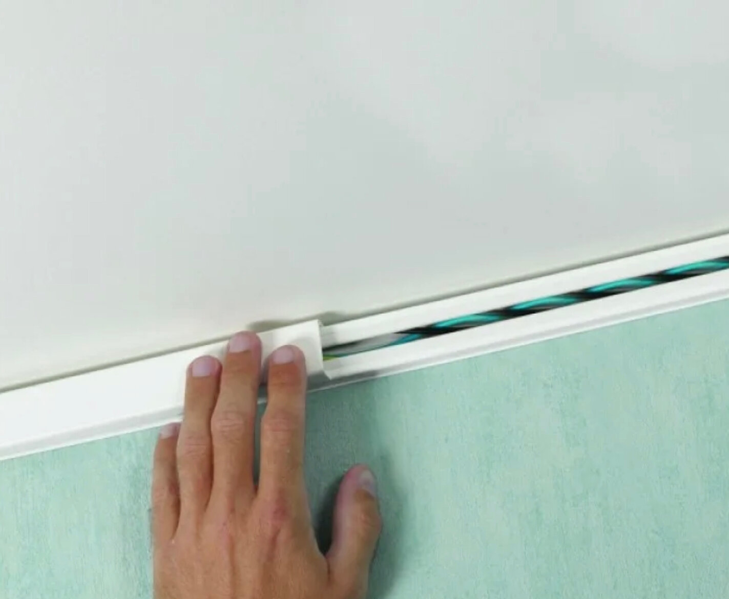 кабель-канал legrand 030804 32х16 мм, потолочный плинтус для натяжных, потолочный плинтус для светодиодной ленты, потолочный плинтус с кабель каналом, плинтус для натяжного потолка