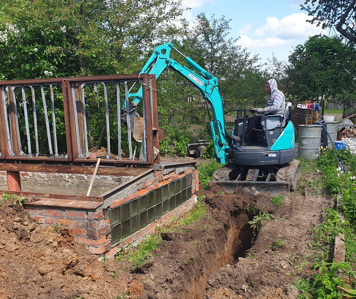 мини экскаватор, услуги мини экскаватора, мини экскаватор копает, аренда мини экскаватора, гусеничный мини экскаватор