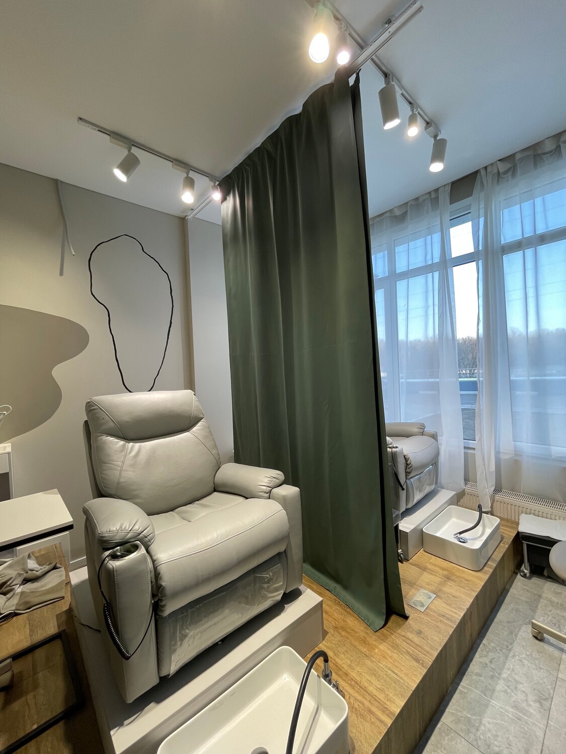 Установка карниза на натяжной потолок.