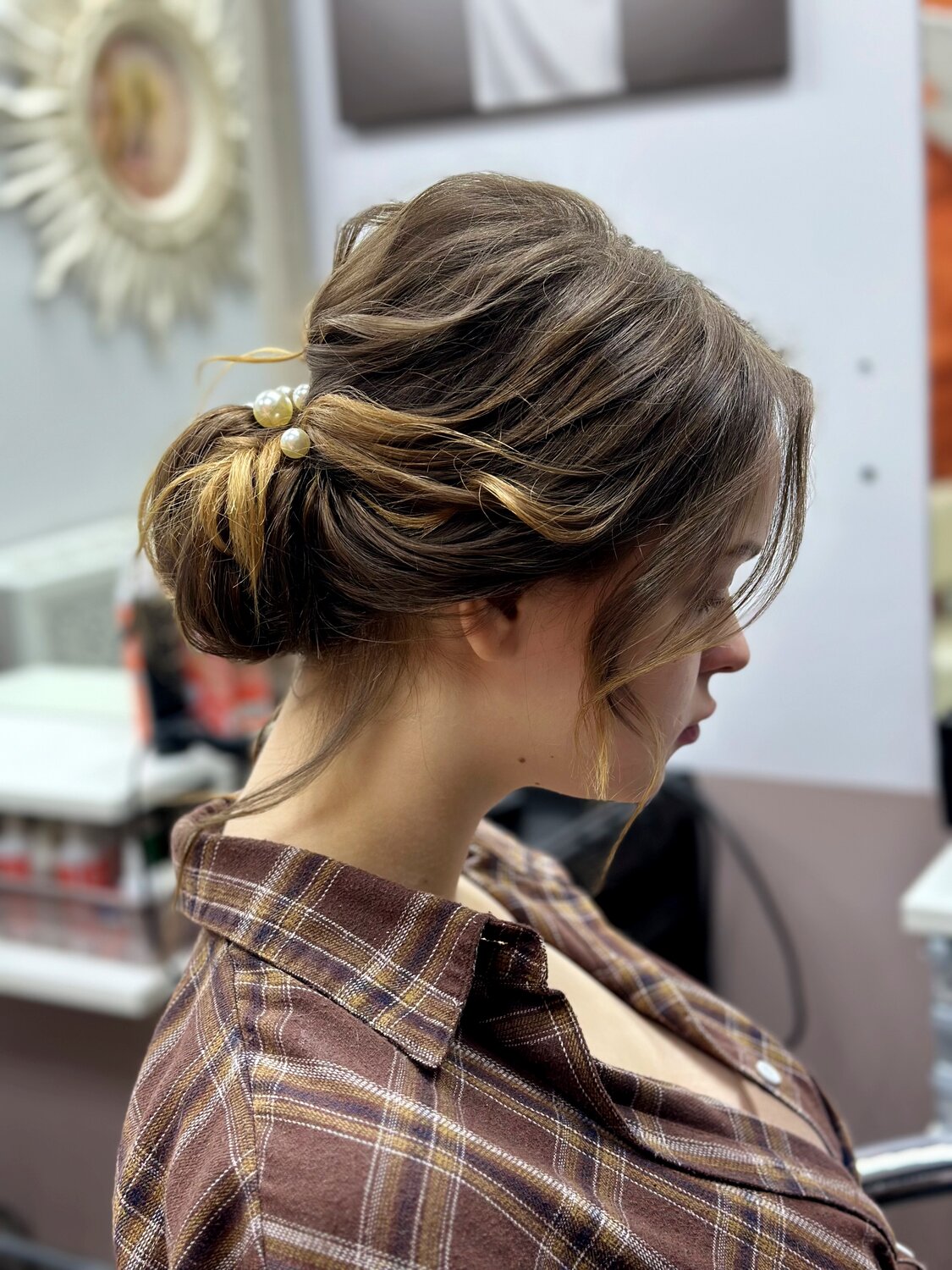 прическа небрежный пучок, прическа пучок, пучок, небрежный пучок, низкий пучок на короткие волосы