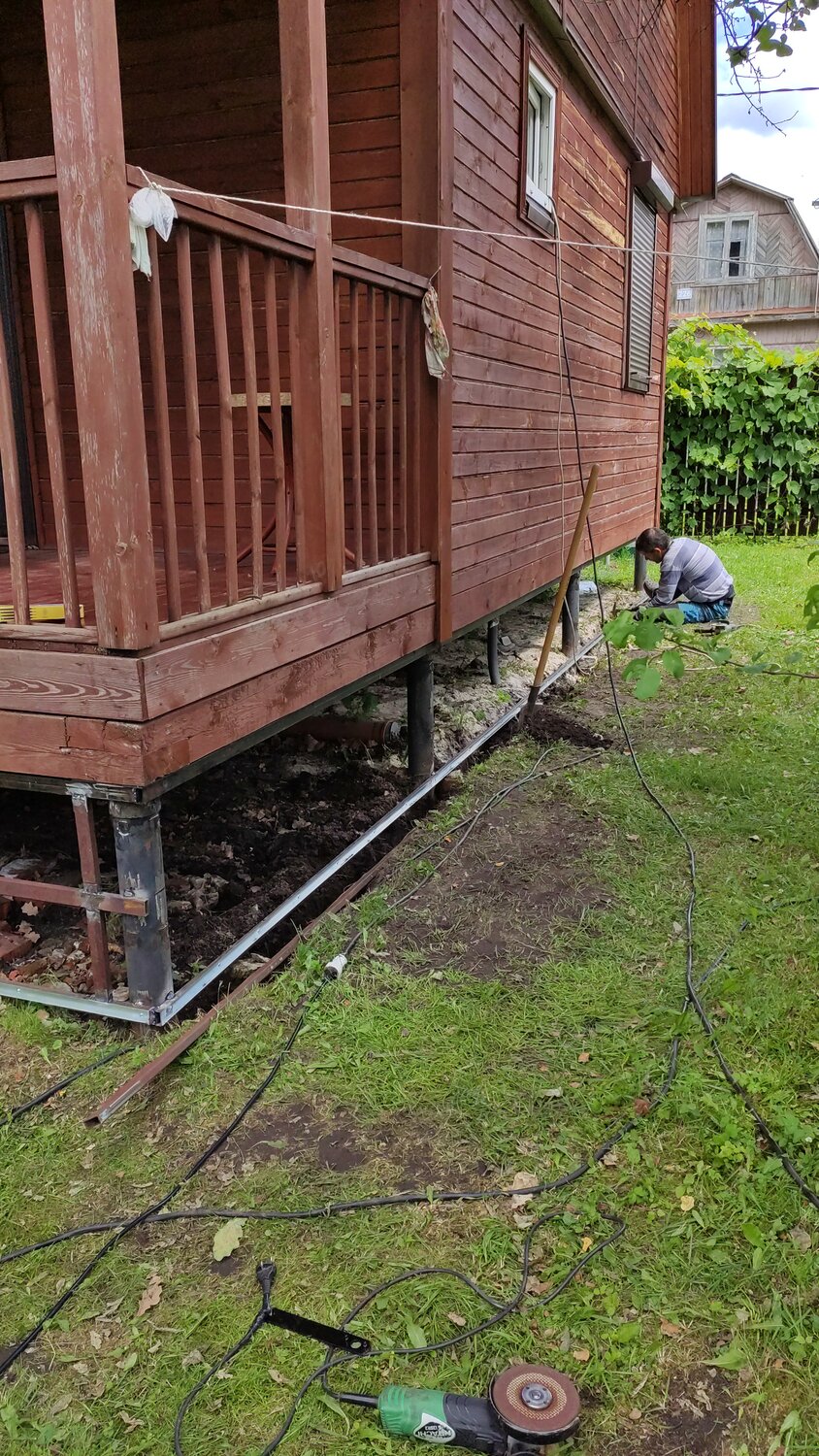 реконструкция фундамента винтовыми сваями, цоколь на винтовых сваях, дом на винтовых сваях, дачный домик на винтовых сваях, домик на винтовых сваях