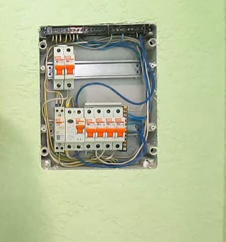 автомат в щитке, щиток электрический, сборка электрощита, распределительный щиток, монтаж электрощита