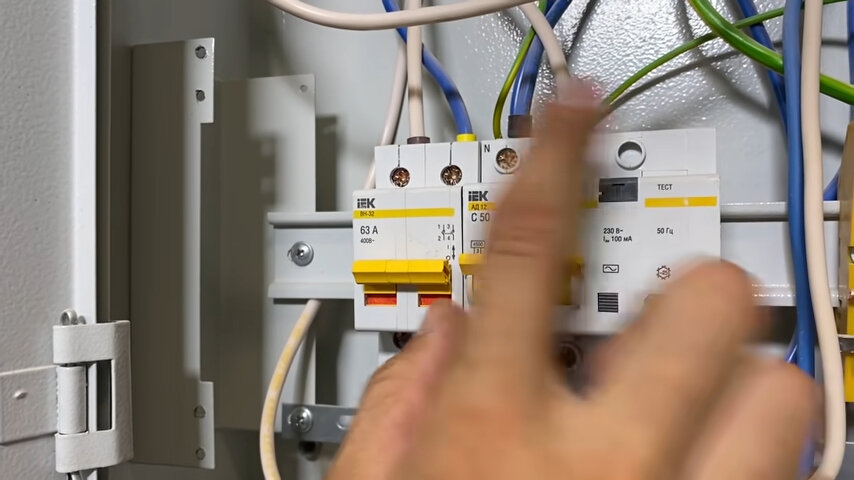 автомат iek, автомат в щитке, вводной автомат, автомат в электрощитке, узо в щитке