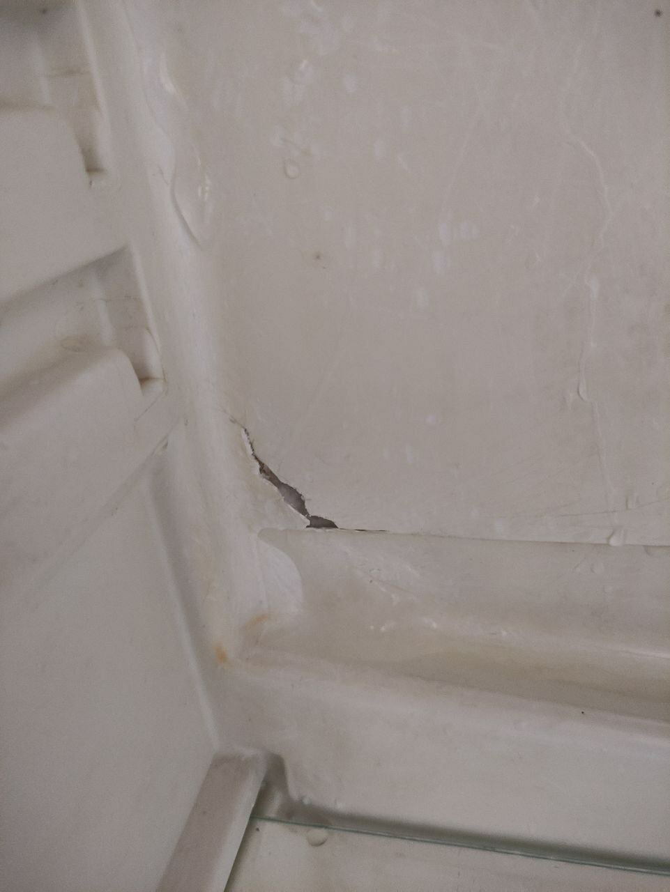 холодильник индезит намерзание, задняя стенка холодильника, ноу фрост холодильник, конденсат в холодильнике, холодильник