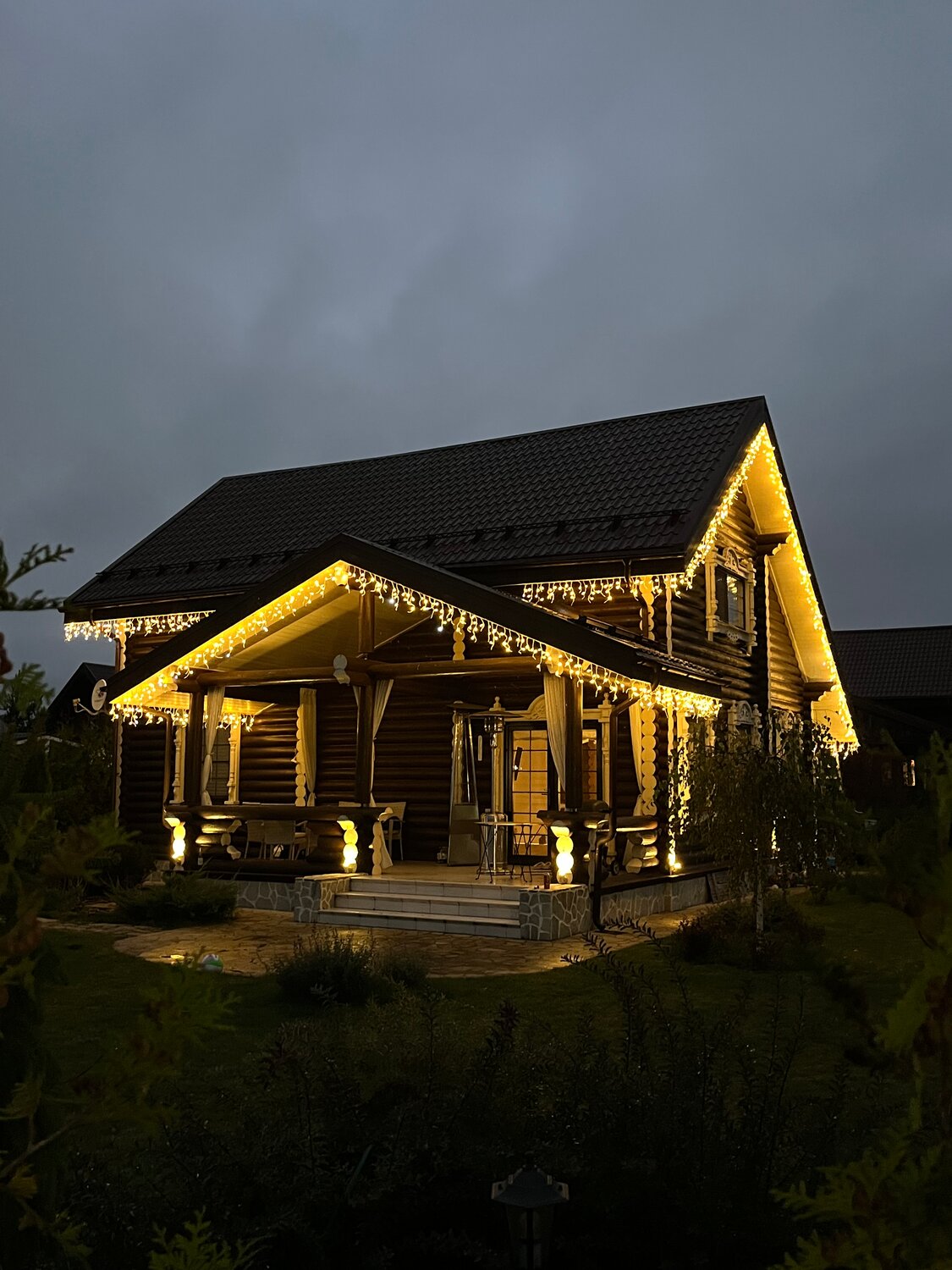 подсветка деревянных домов, освещение загородного дома, здание, подсветка деревянного дома, фасадное освещение загородного дома