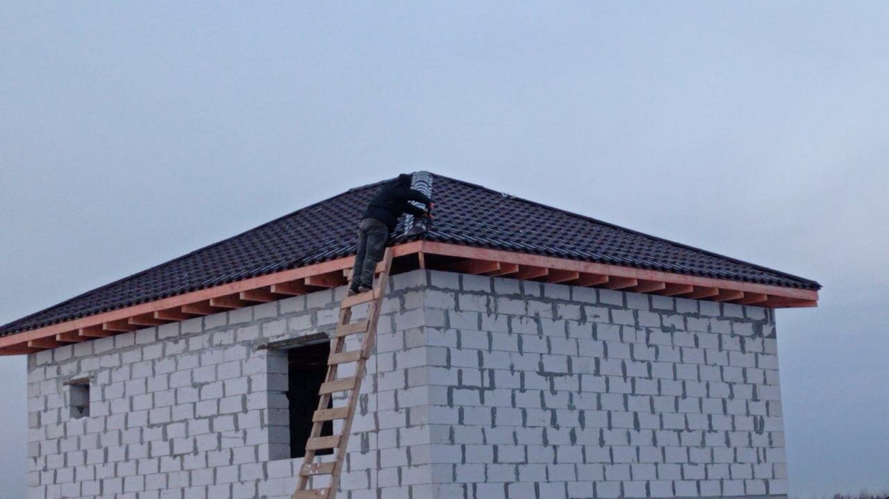 стропильная система двухскатной крыши в доме из газобетона, вальмовая крыша одноэтажного дома из газобетона, крыша одноэтажного дома из газобетона, крыша для дома из газобетона, одноэтажные дома из газобетона