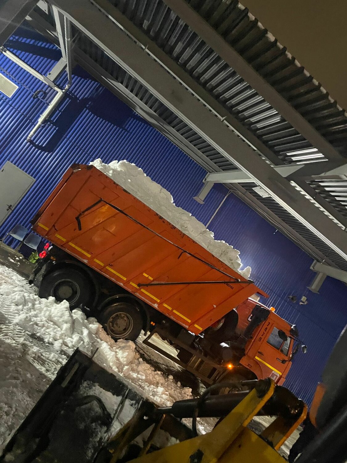 снегоплавильная станция москва, вывоз снега, уборка снега, камаз 65115 самосвал снег, камаз 6520 вывоз снега