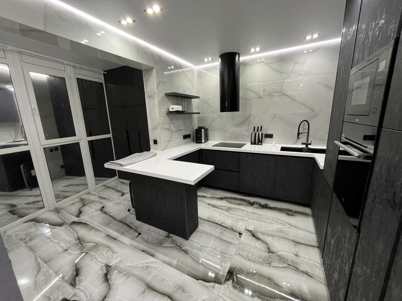смарт кварц marquina, кухни хайтек угловые белые, интерьер кухни, дизайн кухни в современном стиле, noble olympos mist столешница