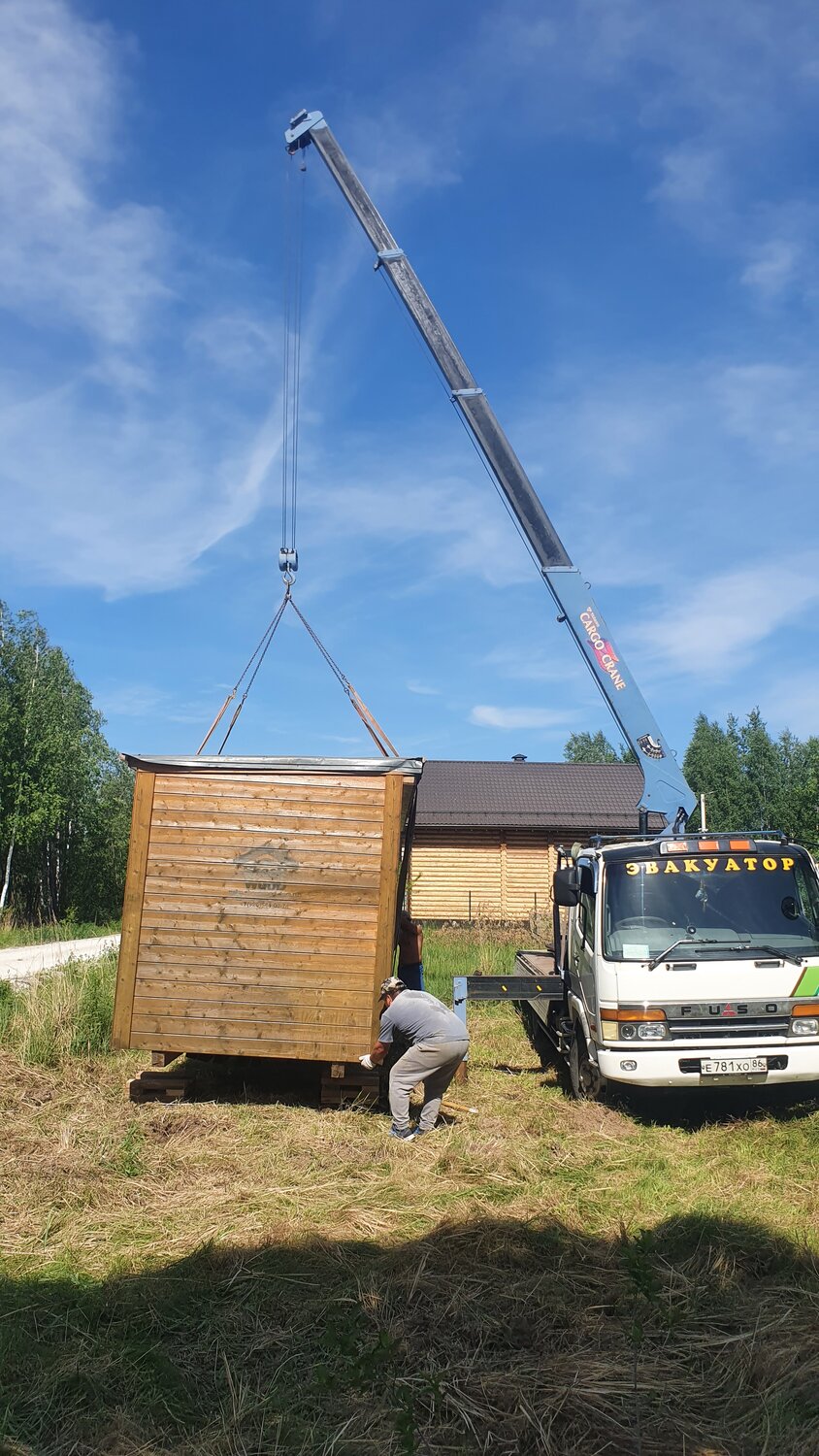 бытовка на манипуляторе, манипулятор, разгрузка бытовки манипулятором, перевозка бытовок, бытовка