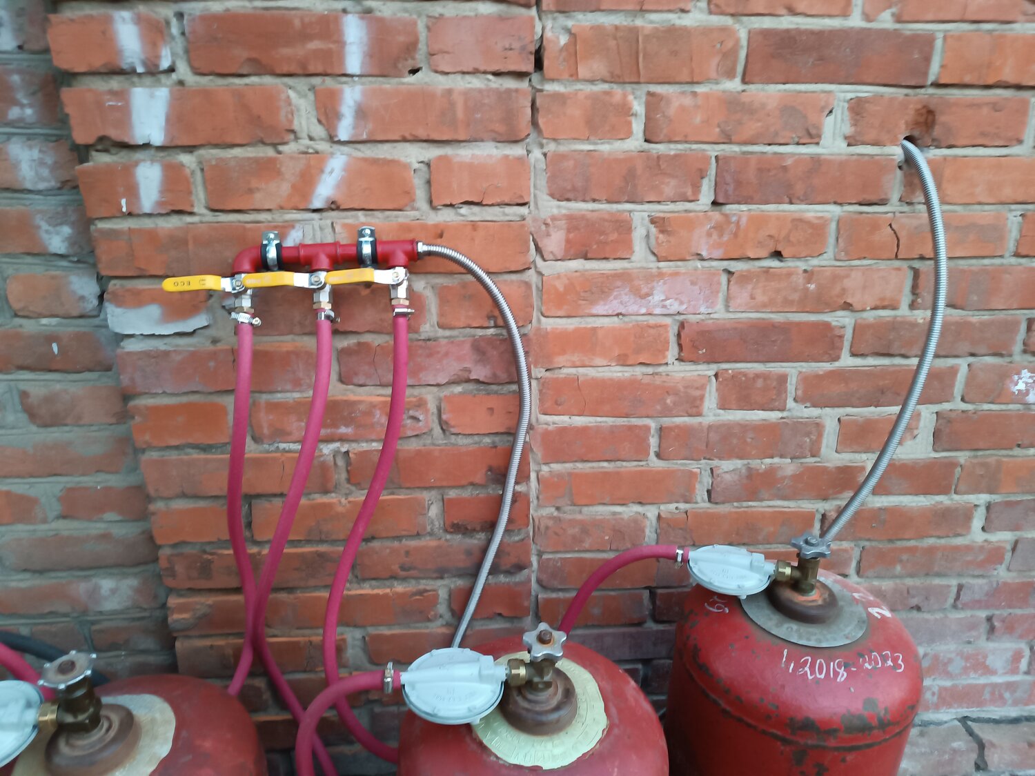 пропановая рампа на 2 газовых баллона, подключение газового баллона к плите, газовый котел балонный газ, подключить газовый баллон, подключение газового баллона