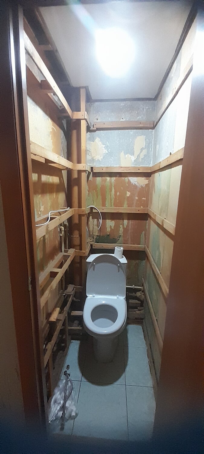 отделка туалета панелями пвх, туалет из пвх панелей, отделка туалета панелями, отделка туалета стеновыми панелями, отделка туалета пластиковыми панелями