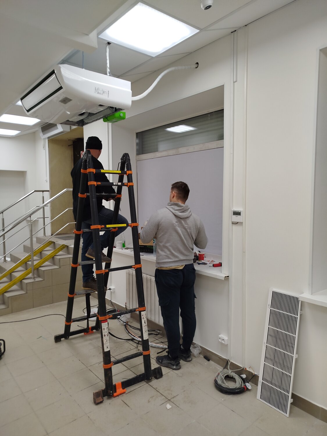 в помещении, монтаж охранного оборудования, монтаж вентиляции, кондиционер, монтаж