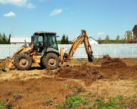 корчевание пней трактором, выкорчевывание пней, экскаватор-погрузчик jcb копает, jcb экскаватор погрузчик, экскаватор погрузчик jcb 3 cx