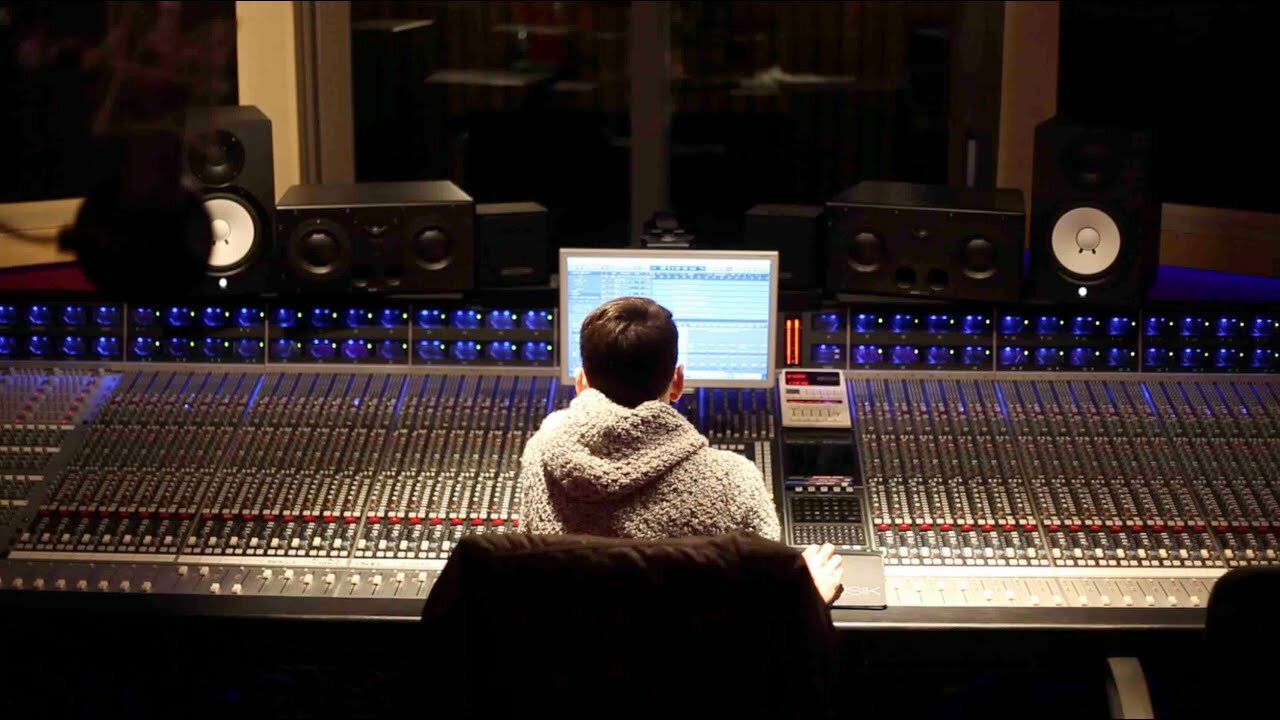 звукорежиссер на студии, студии звукозаписи, профессия звукорежиссер, mixing mastering, студия электронной музыки