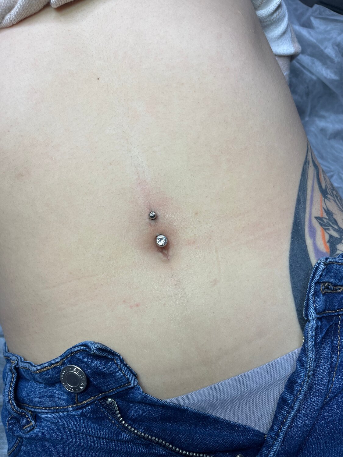 пирсинг пупка, пирсинг на животе, джессика альба пирсинг пупка, прокол в пупке, пирсинг