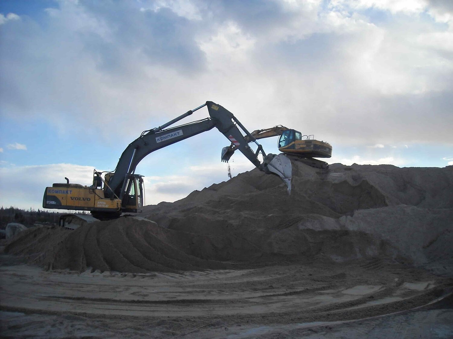 песчано-гравийная смесь карьер, volvo ec 300 dl, работа экскаватора, добыча глины, volvo ec 480 dl