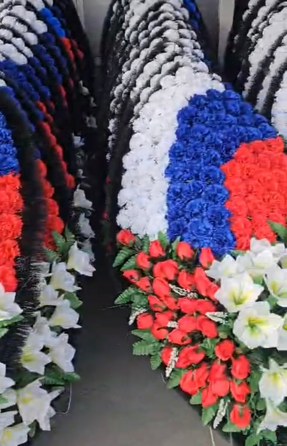 венки триколор ритуальные, венок ритуальный триколор, венок триколор из искусственных цветов, венки ритуальные, траурные венки