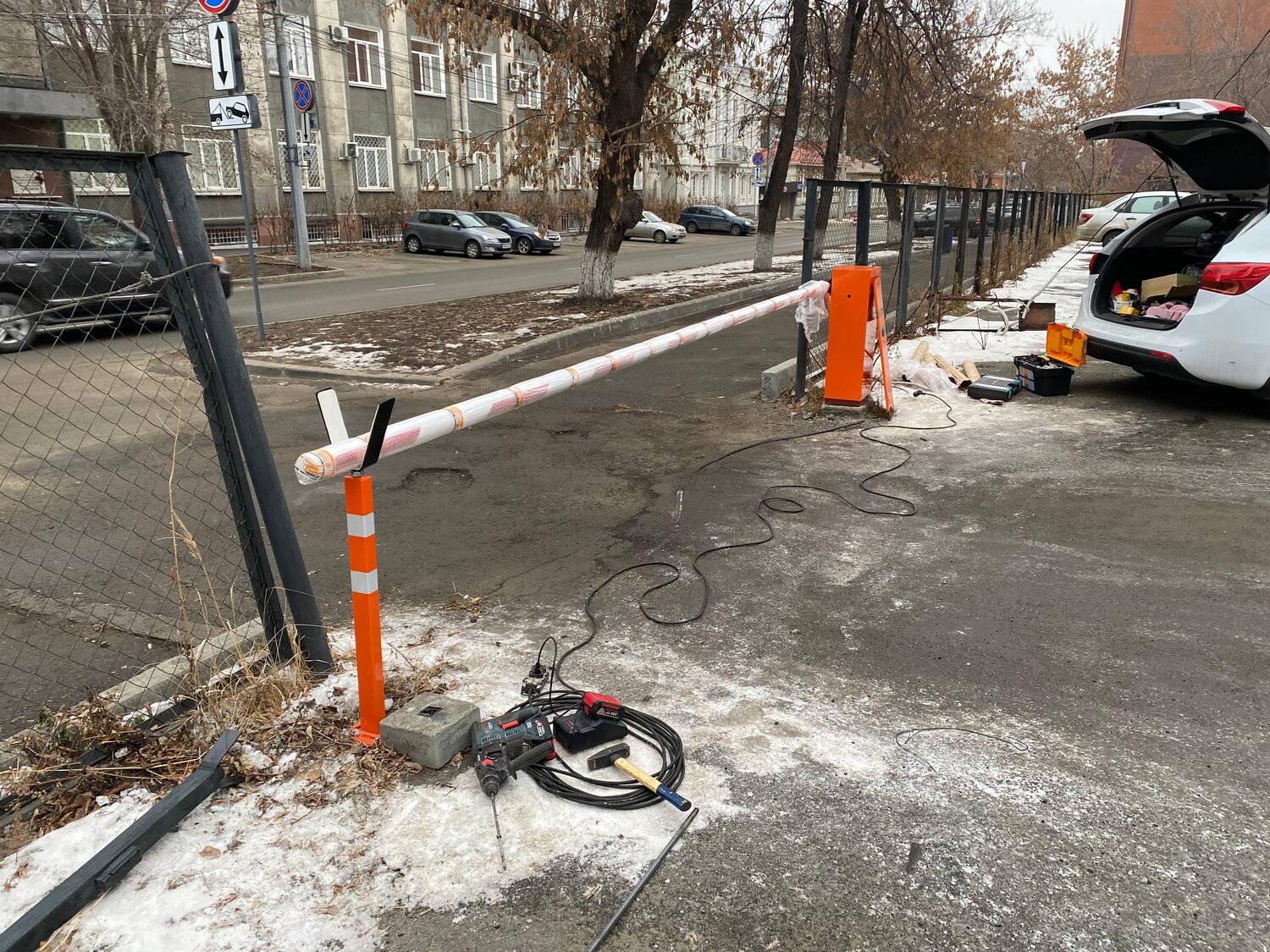 шлагбаум автоматический, шлагбаум во дворе, установка шлагбаума, что такое шлагбаум, антивандальные шлагбаумы