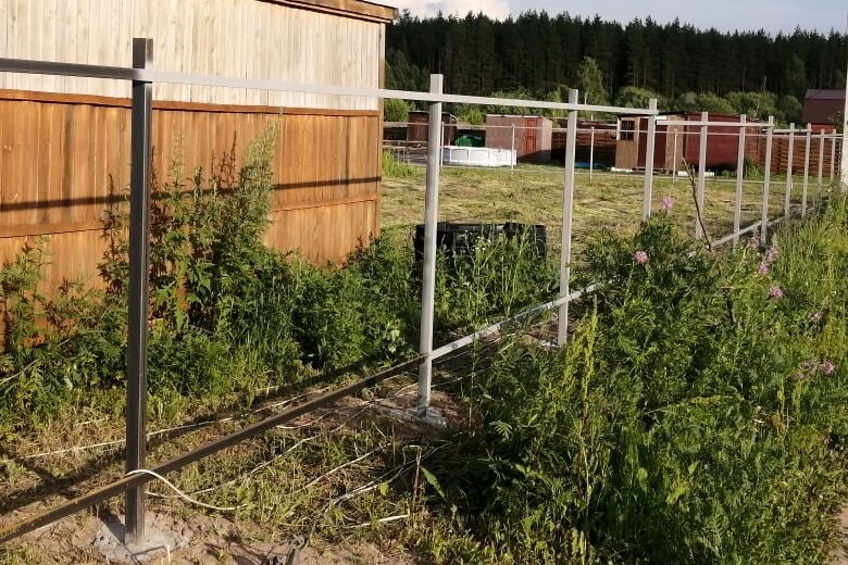 каркас забора, на электрический забор какие столбики лучше использовать, установка столбов для забора, столбы для забора из профнастила, каркас забора из профильной трубы