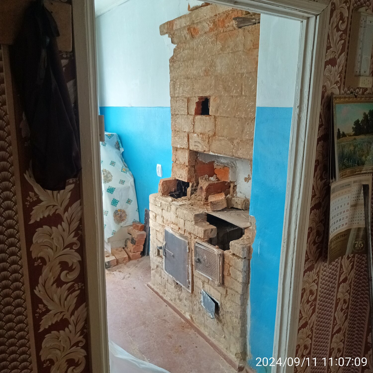 печь в старом доме, печь в деревенском доме, старая печь в доме, печка в деревенском доме, печь в деревне