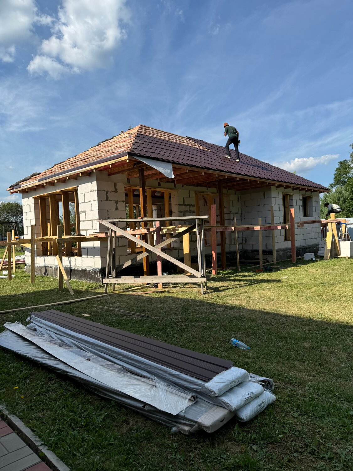 дом из газобетона 85 кв м одноэтажный, вальмовая крыша одноэтажного дома из газобетона, одноэтажные дома из газобетона, одноэтажный дом из газоблока, дом одноэтажный из газобетона