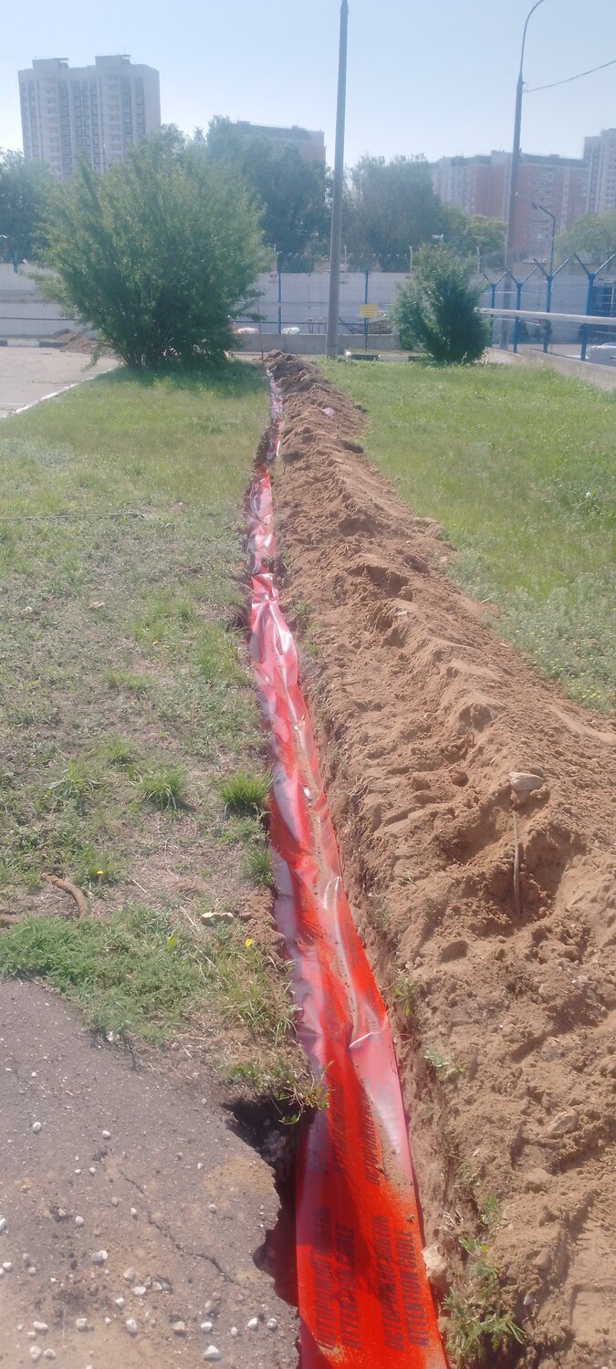 сигнальная лента в траншее, прокладка кабеля в земле, прокладка кабеля под землей, сигнальная лента для кабеля в земле, кабель в траншее