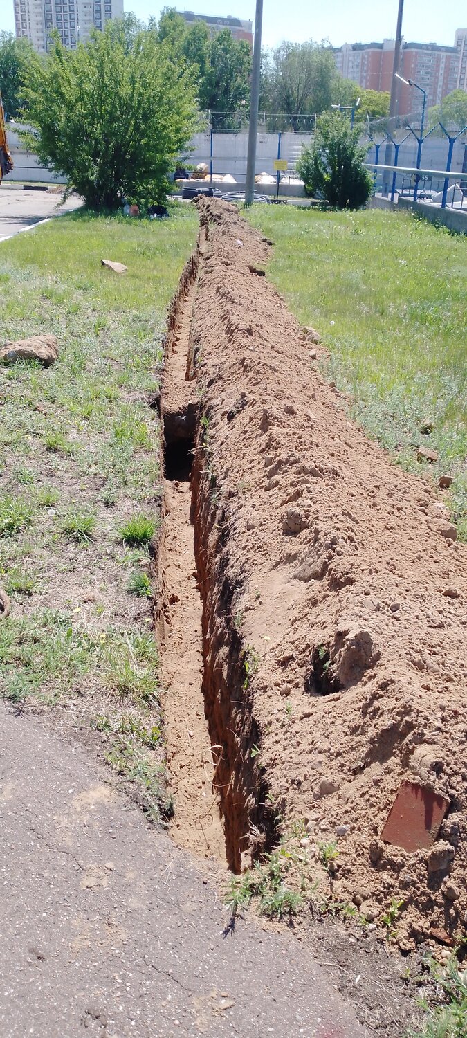траншея под водопровод, траншея под фундамент, копка траншеи, рытье траншеи, копать траншею