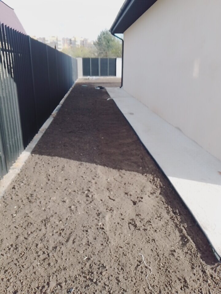 асфальт в частном доме, асфальт во дворе частного дома, отмостка вокруг дома, укладка газона, укладка асфальта