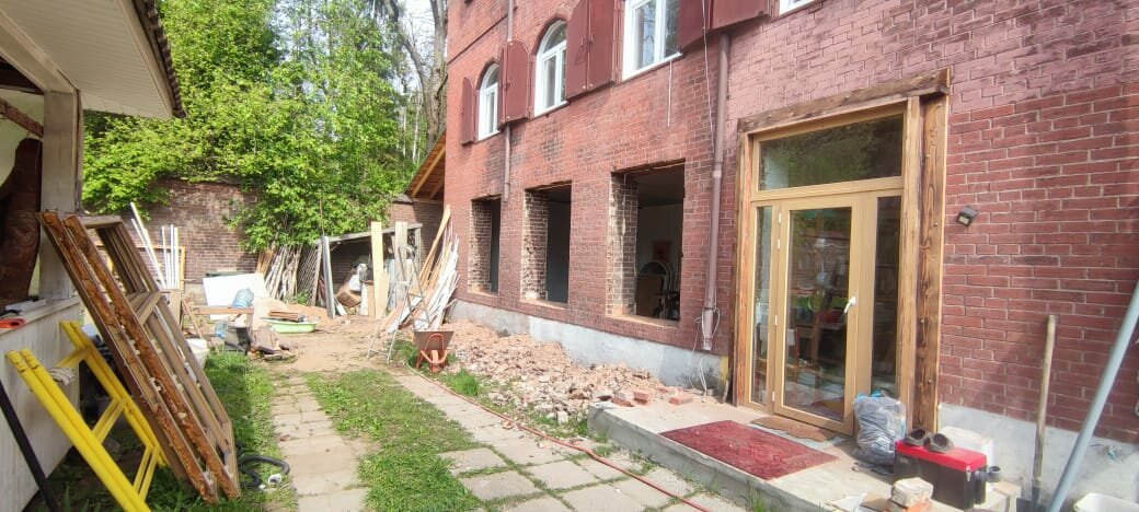 здание, пристройка гаража к кирпичному дому, коттедж, кирпичные дома, кирпичное здание