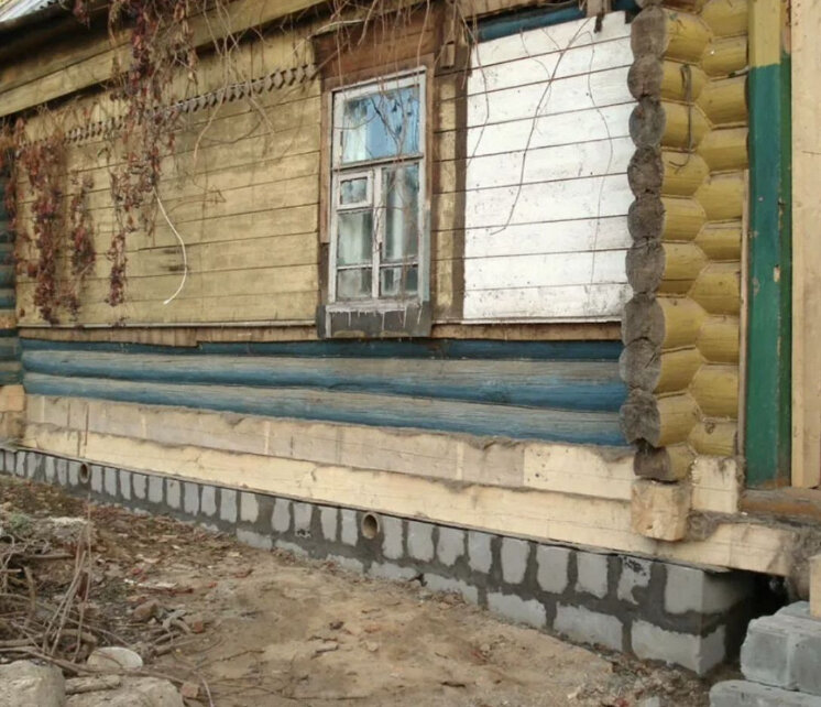 замена нижнего венца деревянного дома, замена венцов в деревянном доме, реконструкция старого деревянного дома, реставрация деревянного дома, замена венцов деревянного дома