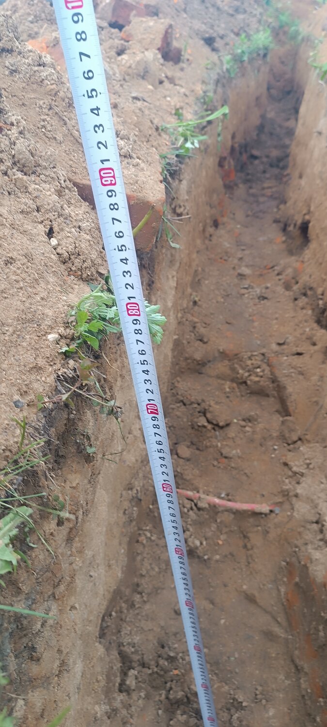 разрез почвы, траншея для кабеля, почвенный разрез, копка траншеи, почвенный разрез шурф