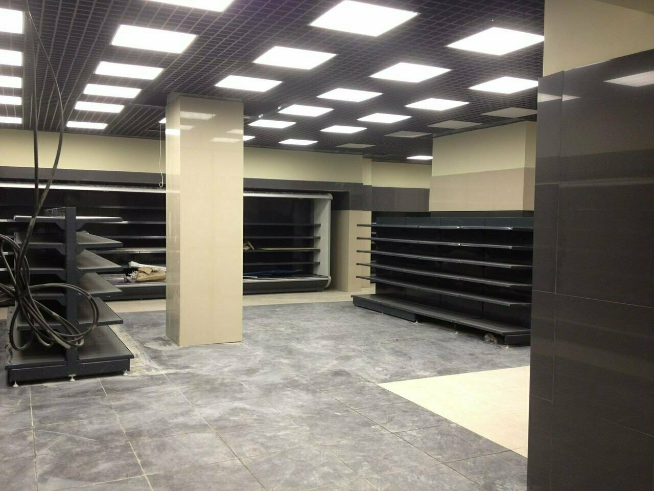 отделка торговых помещений, торговое помещение, торговые стеллажи, торговое оборудование стеллажи, аренда торговых помещений