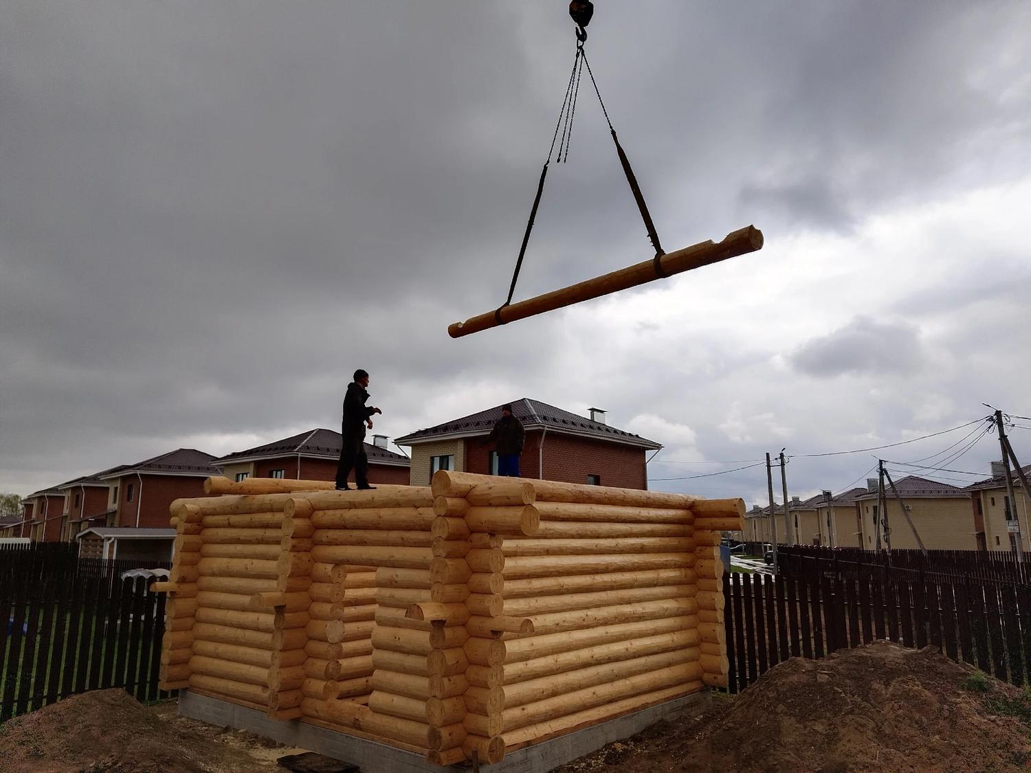 сруб из бревна, сруб из оцилиндрованного бревна, сруб дома из бревна, сруб дом, сборка сруба бани