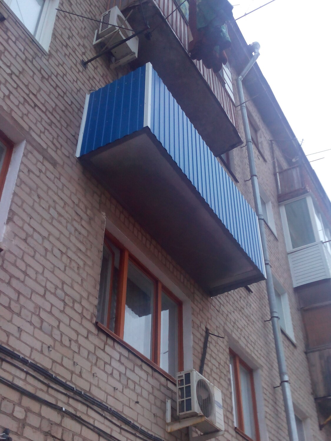 Внешняя отделка окон и балконов сайдингом из ПВХ