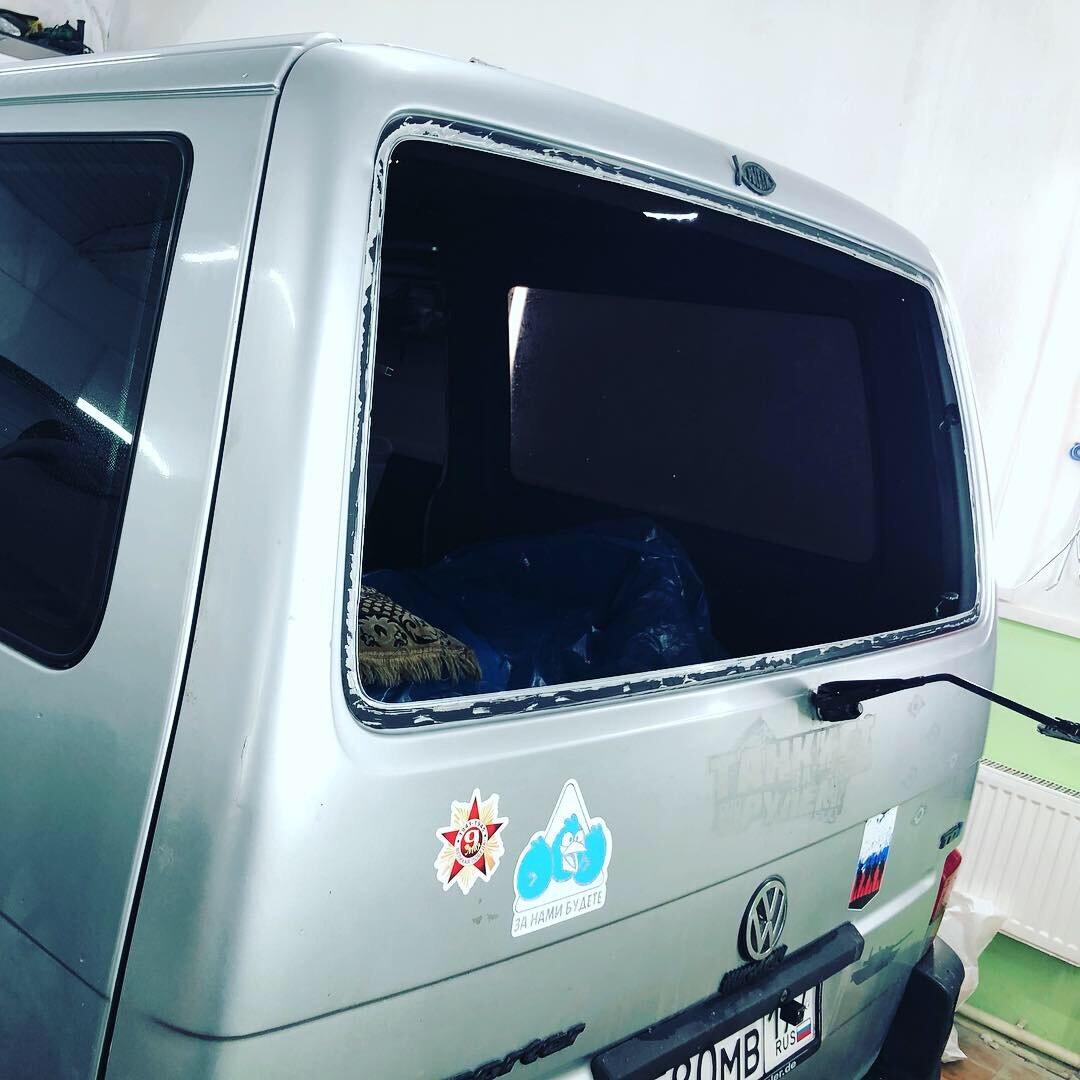 Замена заднего стекла автомобиля