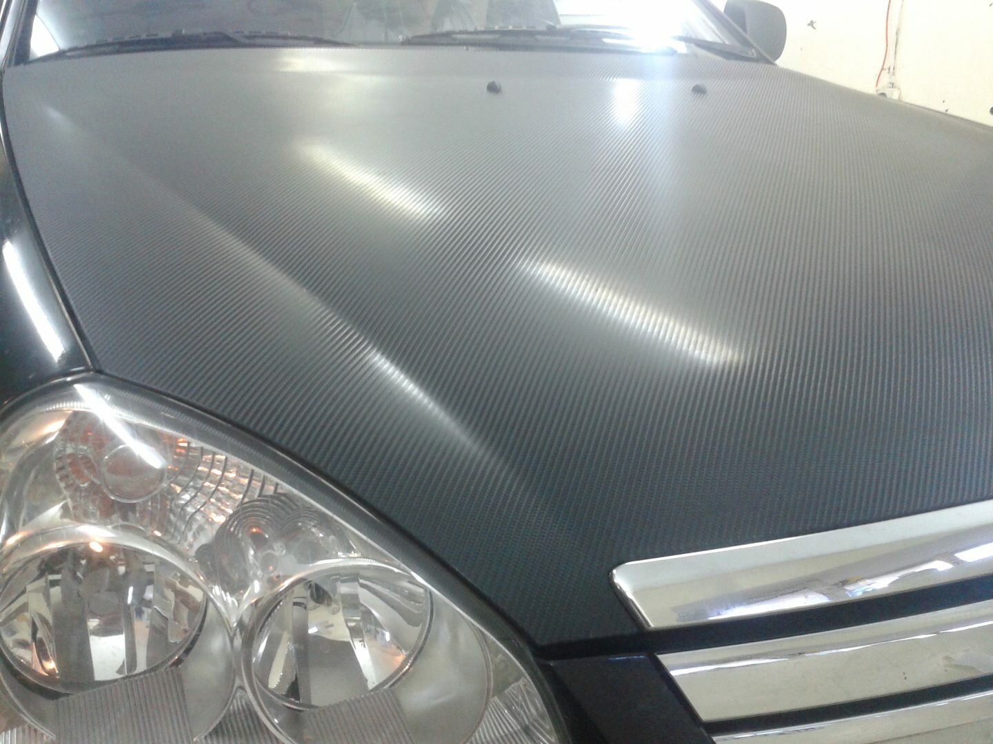 Оклейка капота автомобиля пленкой