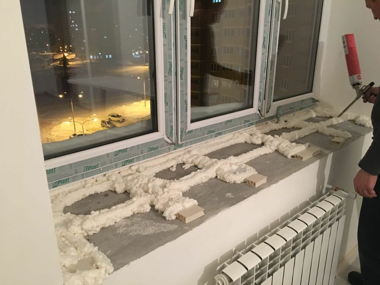 пена под подоконником, монтаж подоконника, пенить под подоконником, подоконники в сталинских домах, монтаж пластикового подоконника