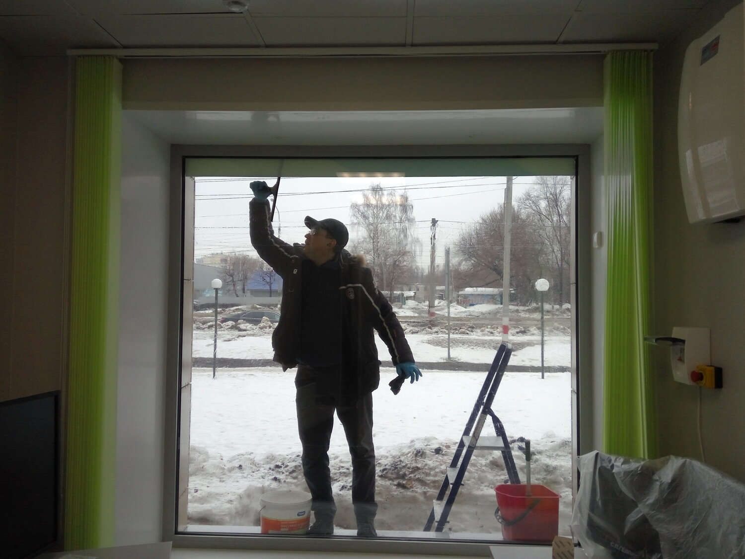 мойка окон, окна, опасная мойка окон, мойка окон 25 мв, монтаж пластиковых окон