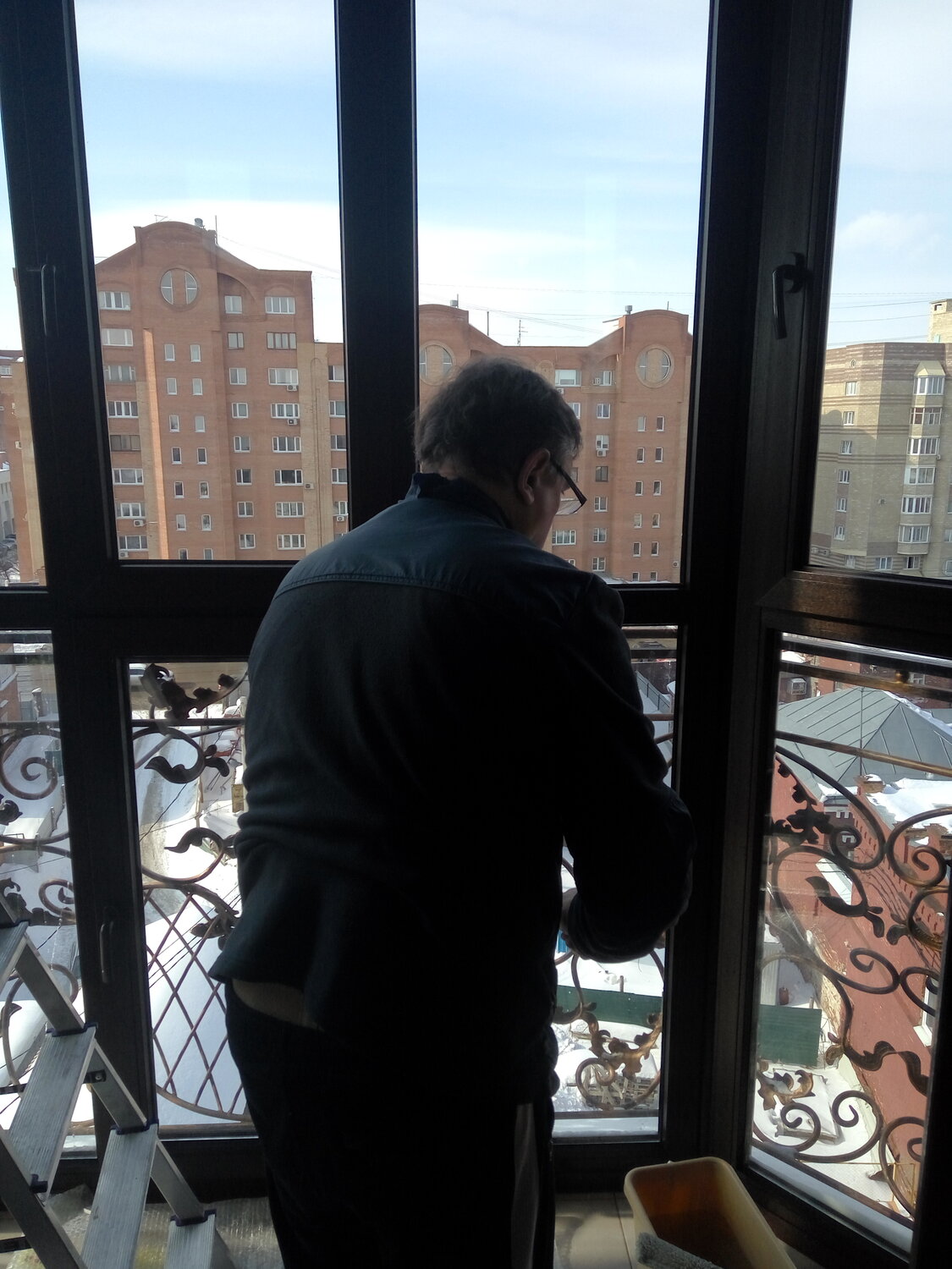 человек, вид из окна, жилой комплекс, балкон, жк видный псков вид из окон