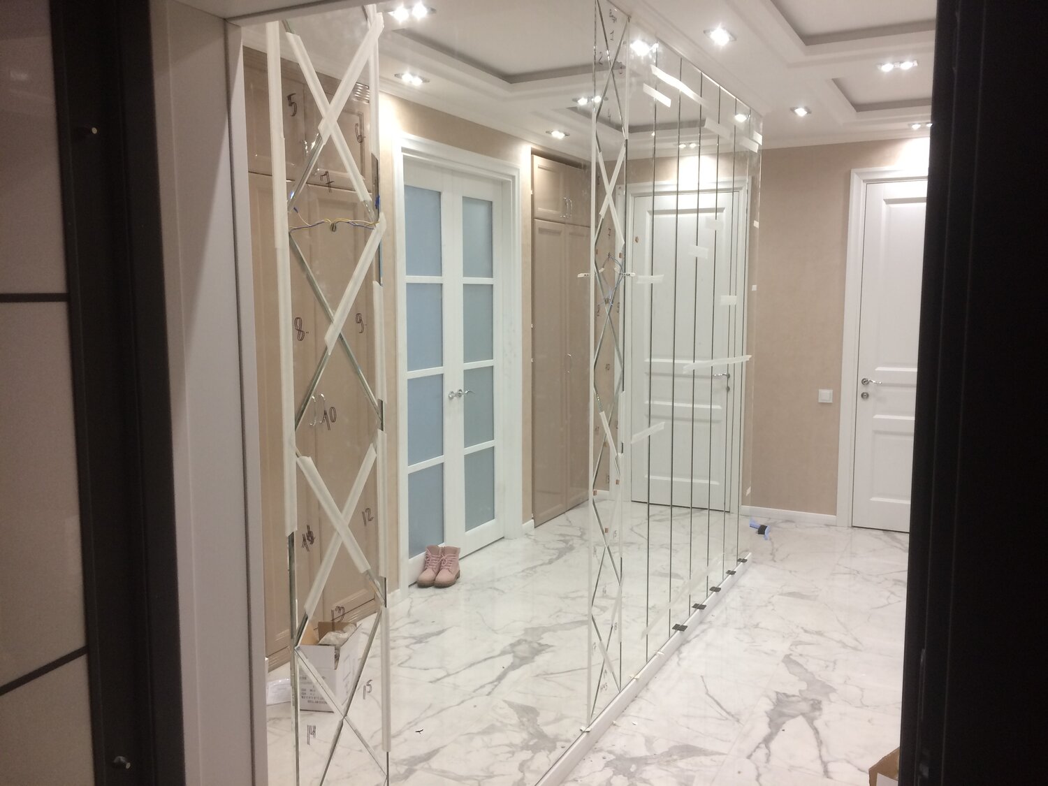 зеркало ромбами в прихожей, двери купе с зеркальными ромбами, зеркальное панно, дверь купе с зеркалом ромбы в гардеробную пескоструйный, зеркальная
